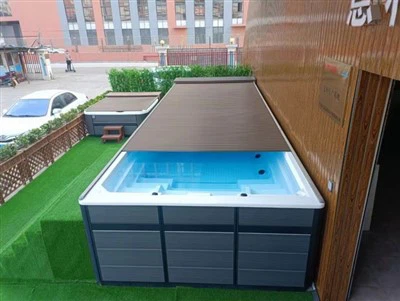 একটি আলু। পুলের জন্য স্লেটেড কভার